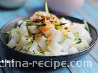 夏日小凉粉,加入适量食盐，鸡粉，生抽，醋，香油，辣椒油搅拌均匀即可。