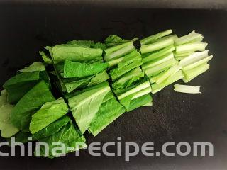 蒜蓉小白菜,把小白菜切成寸段