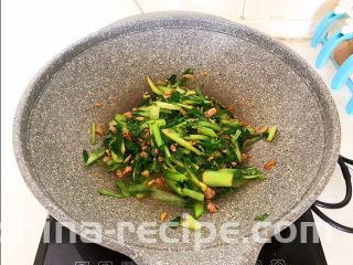 蒜蓉小白菜,翻炒均匀