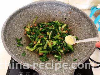 蒜蓉小白菜,加入鸡精，翻炒均匀即可