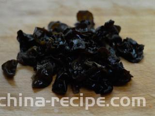 胡萝卜木耳炒鸡蛋,清洗干净后，沥干水分，撕成小块待用