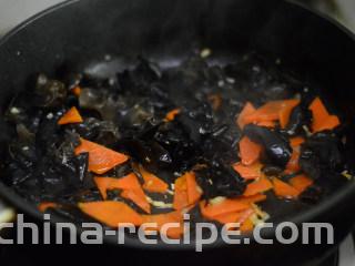 胡萝卜木耳炒鸡蛋,放入胡萝卜和木耳拌炒