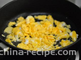 胡萝卜木耳炒鸡蛋,用锅铲翻炒成块状后盛出