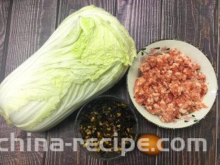 金玉白菜卷,准备好材料，开始动手