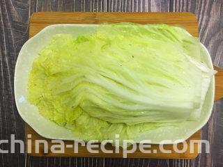 金玉白菜卷,锅中烧水，将白菜叶稍微烫一下，等菜叶变软后迅速捞出沥干水备用