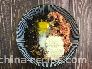 金玉白菜卷,先将香菇、木耳提前侵泡好，切成碎末，与肉末一起放入碗中。加入适量的盐、生抽、料酒、蚝油、一个鸡蛋拌匀，腌制半小时让肉馅更入味

