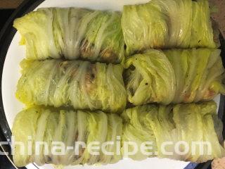 金玉白菜卷,包好的白菜卷放蒸锅上大火烧开后继续蒸20分钟左右，蒸好后盆中多出的水倒出备