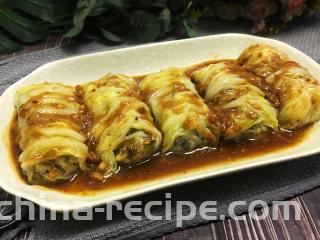 金玉白菜卷,起锅放油，放入切碎的蒜蓉小火爆香，再倒入蒸白菜多出的水，加入生抽、蚝油、生粉勾芡，倒在白菜卷上就完成啦