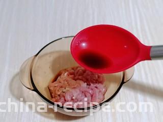 老北京肉丝炸酱面,再加入生抽。