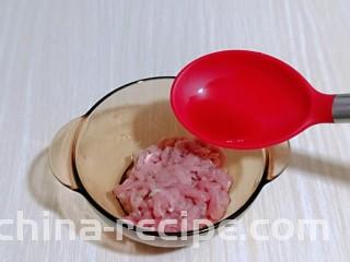 老北京肉丝炸酱面,将切好的肉丝加入器具中，再加入料酒。
