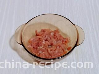 老北京肉丝炸酱面,用筷子拌均匀，腌至20分钟。