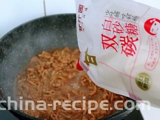 老北京肉丝炸酱面,加入白砂糖。(我用的是无硫双碳糖，家中有老人的可以用它家的木糖醇 不含蔗糖，送礼过节食用都很好。）