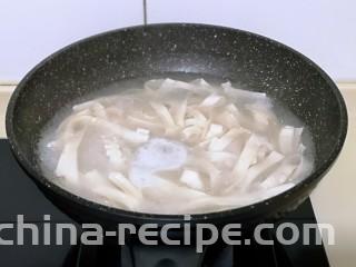 老北京肉丝炸酱面,锅中加入纯净水，大火烧开，下入挂面，将面煮熟捞出。