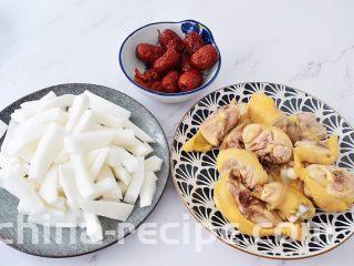 椰子鸡汤,鸡腿斩成小块，焯水后用清水冲洗干净备用，椰子去壳留汁，椰肉切成条状，红枣和枸杞洗净备用