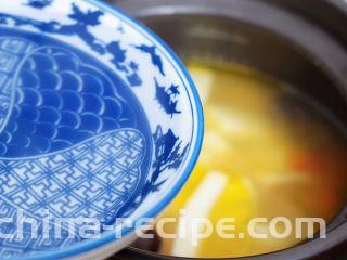 椰子鸡汤,炖煮40分钟后再加入椰汁和枸杞