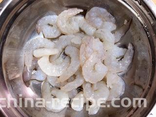 玉米炒虾仁,虾仁洗尽待用。