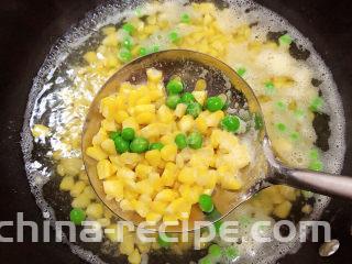 玉米炒虾仁,再放入豌豆，继续煮2分钟。