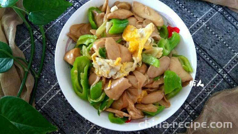 The recipe for stir frying eggs with shiitake mushrooms and chili peppers