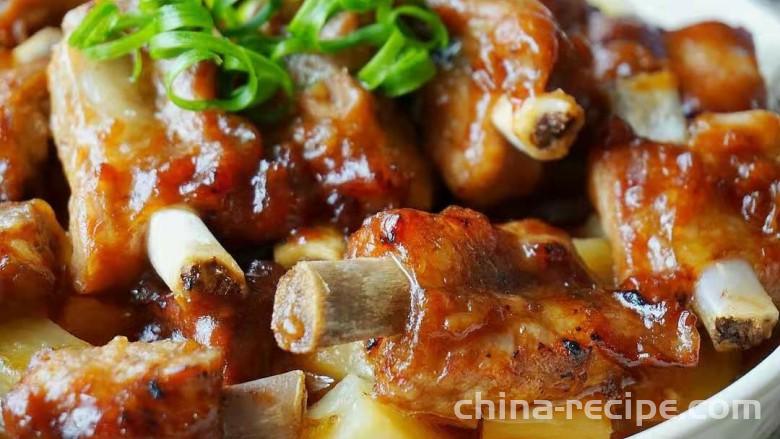 The method of steaming potatoes with crispy pork ribs