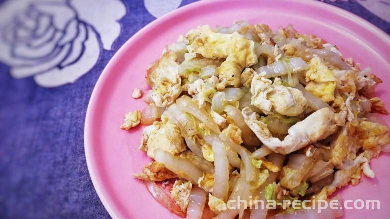 The recipe for stir frying eggs with cabbage