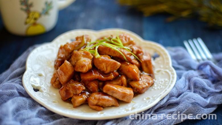 The method of cooking fried chicken chunks with scallions
