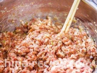 油豆腐酿肉,顺着一个方向搅拌均匀