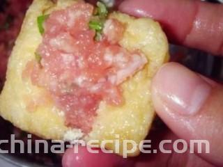 油豆腐酿肉,将拌好的肉馅塞进去