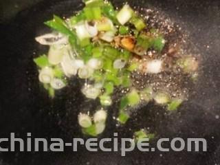 油豆腐酿肉,倒入生抽10g、老抽3g、白糖5g