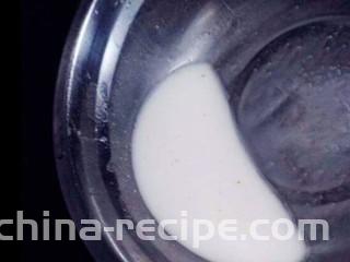 油豆腐酿肉,小碗中加入一勺淀粉和两片水，制作淀粉芡