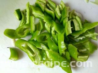 杏鲍菇尖椒炒鸡蛋,尖椒切菱形片