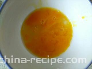 杏鲍菇尖椒炒鸡蛋,鸡蛋打散调匀