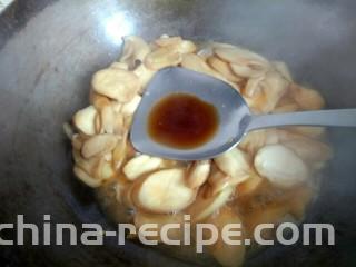 杏鲍菇尖椒炒鸡蛋,放入一勺醋