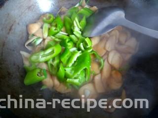 杏鲍菇尖椒炒鸡蛋,加入尖椒翻炒