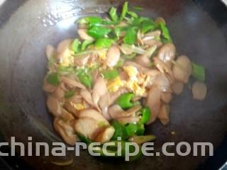 杏鲍菇尖椒炒鸡蛋,加入水淀粉，大火翻炒均匀关火
