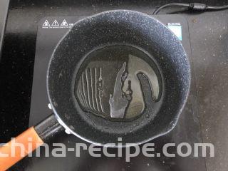 香菇肉末蒸豆腐,小锅放油烧热。