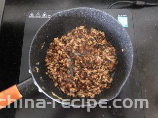 香菇肉末蒸豆腐,倒入生抽、老抽、盐、蚝油、白糖炒均匀出锅。