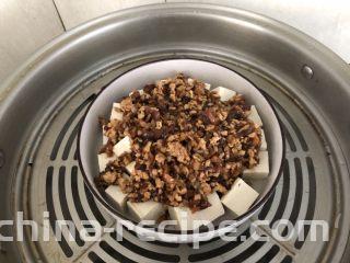 香菇肉末蒸豆腐,放入锅中大火蒸10分钟。
