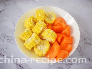 猪骨莲藕玉米胡萝卜汤,玉米切成小块，胡萝卜去皮切成小块
