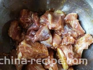香酥排骨蒸土豆,抓拌均匀，静置约20分钟