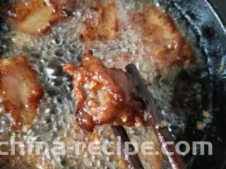 香酥排骨蒸土豆,成色如图，炸的过程中，排骨已经全熟，后面蒸是为了让排骨酥烂，而且蒸汽作用下，能沥出排骨中的油脂