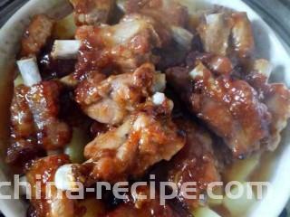 香酥排骨蒸土豆,蒸锅上汽后，上蒸锅隔水蒸25-30分钟，时间长一些，以便土豆熟透，同时使排骨更加酥烂，成功的作品，蒸到30分钟，会看到土豆浸泡在排骨的汤汁里，也就是说肯定会有汤汁，上图就是刚刚蒸好的。