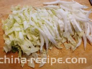 白菜炒蛋,切条。