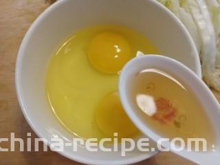 白菜炒蛋,加一汤匙料酒。