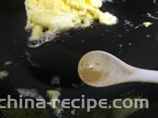 白菜炒蛋,鸡蛋推到锅边，放入少许十三香，炸香。