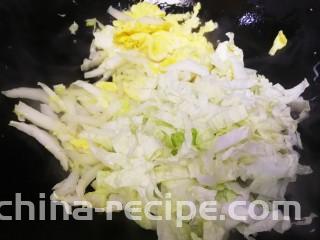 白菜炒蛋,再放菜叶丝。