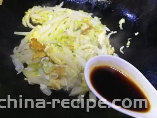 白菜炒蛋,加半勺生抽，炒匀增鲜。