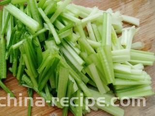 芹菜烧土豆,芹菜洗净切段