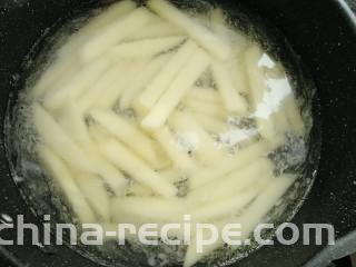芹菜烧土豆,放入土豆焯水三分钟