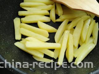 芹菜烧土豆,煎炒至土豆变色