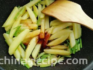 芹菜烧土豆,放入盐，生抽，耗油，老抽